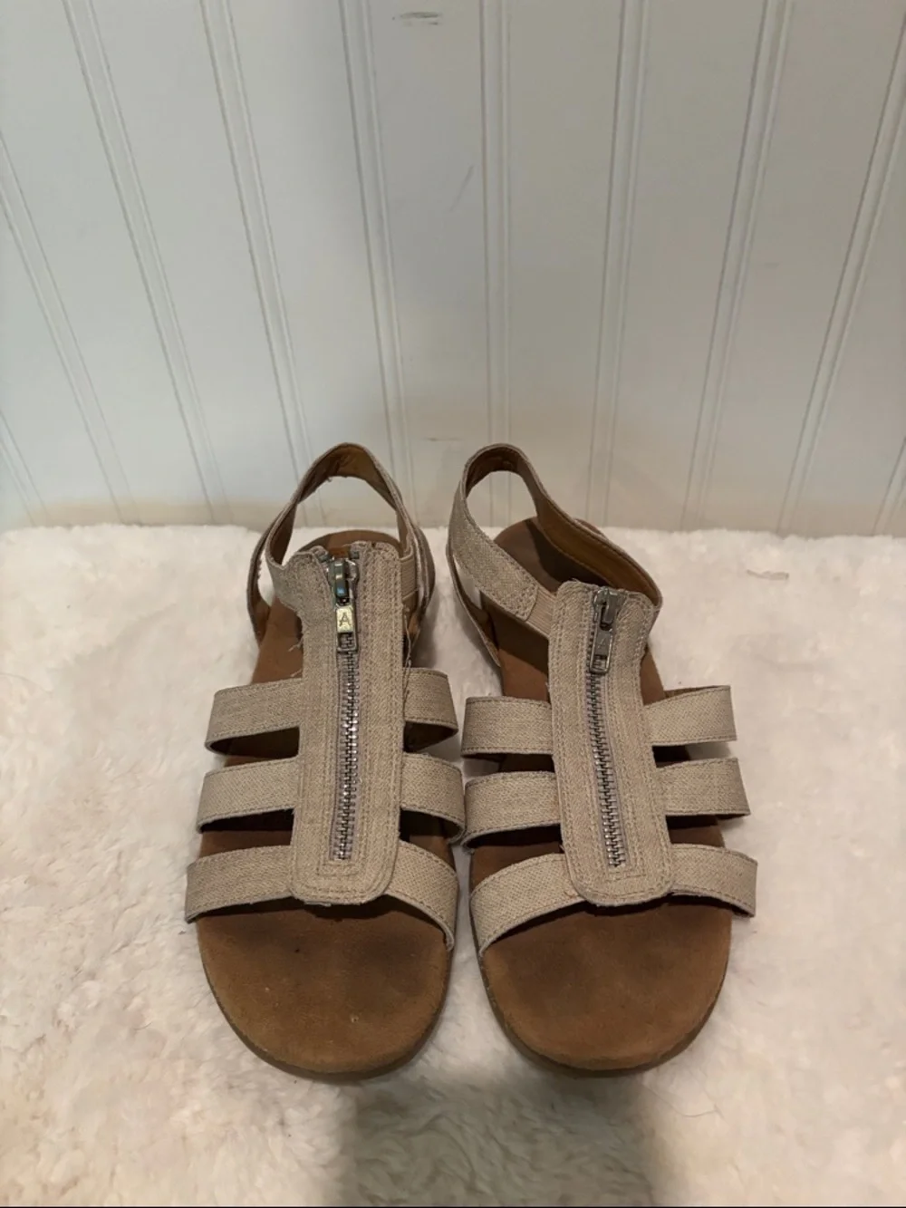 Aerosols Women’s Beige Front-Zip Strappy Sandals Size 6.5